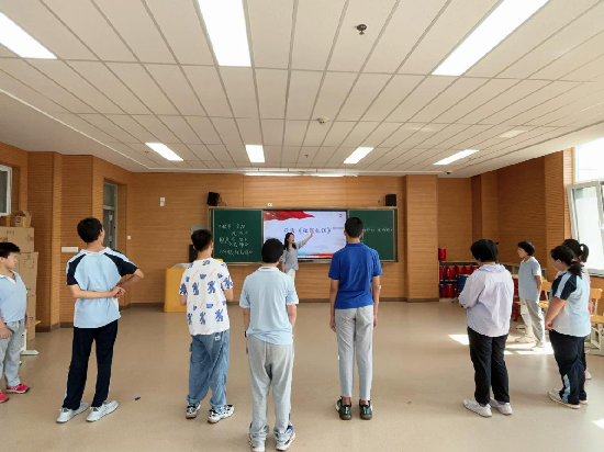 學(xué)習(xí)手勢舞《祖國祖國》.png