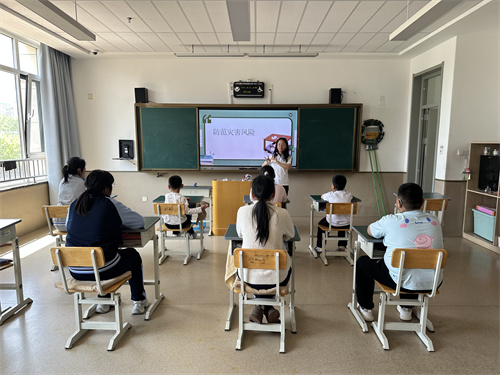 班會(huì).jpg 班會(huì).jpg